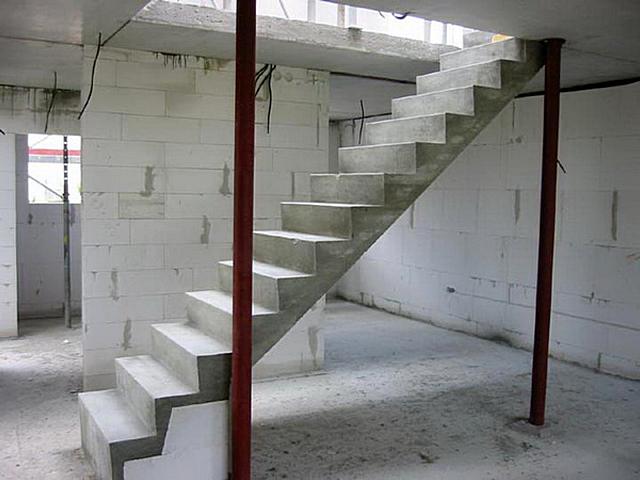 Монолитная лестница в частном доме из бетона в Минске, цена