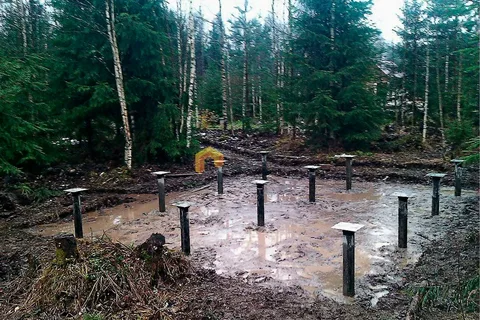 Фундамент на болотистых почвах: как строить там, где другие боятся